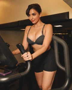Navina Bole Hot
